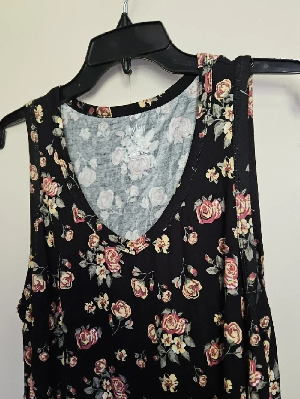 IYLA Black Floral V-Neck Tank Top - Black with Pink Roses SZ XL Ptp 22+ - Picture 3 of 5